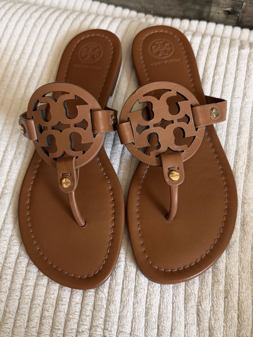 Tory Burch Leather Logo Thong Sandals in Brown - Picture 4 of 9